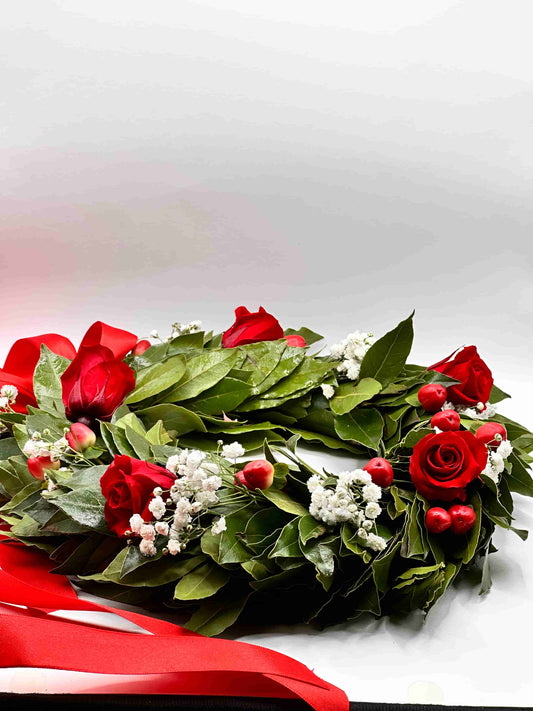 Corona d'Alloro con Rose Stabilizzate, Nebbiolina Fresca e Bacche di Iperico