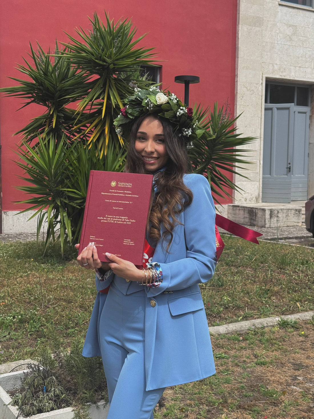 Laureata con corona d'alloro artigianale: guida alla scelta della corona di laurea