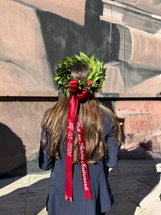 Corona di laurea con nome e data personalizzati sul nastro bordeaux
