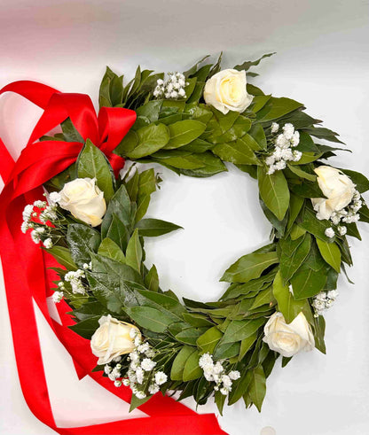 Dettaglio alloro fresco, rose e nebbiolina nella corona di laurea