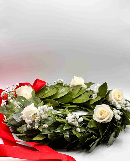 Corona di laurea artigianale con rose stabilizzate
