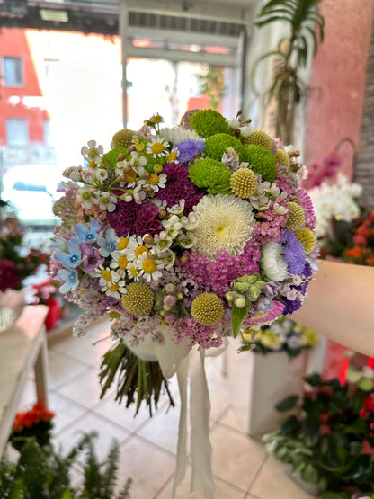 Bouquet di laurea con fiori freschi misti di stagione