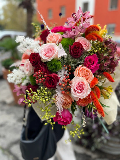 Dettaglio bouquet di laurea con fiori freschi misti