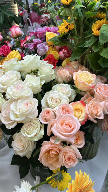 Dettaglio bouquet di rose colorate per laurea