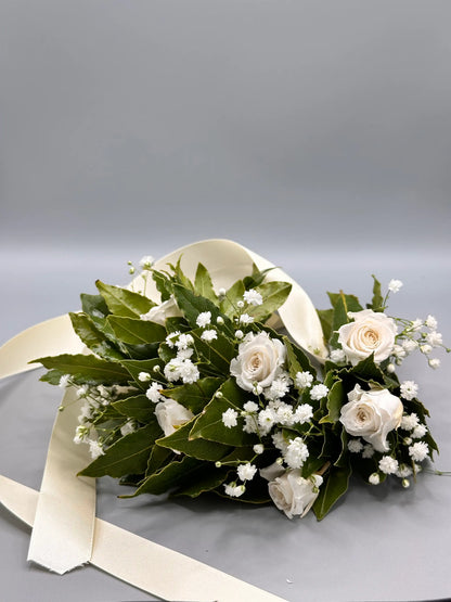 Dettaglio bracciale d’alloro con rose per laurea