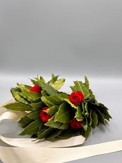 Dettaglio floreale del bracciale d’alloro per laurea