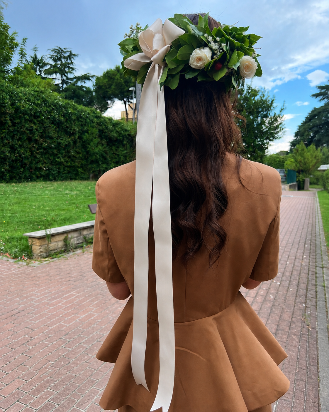 Laureata di spalle con corona d’alloro, rose bianche e lunghi nastri avorio