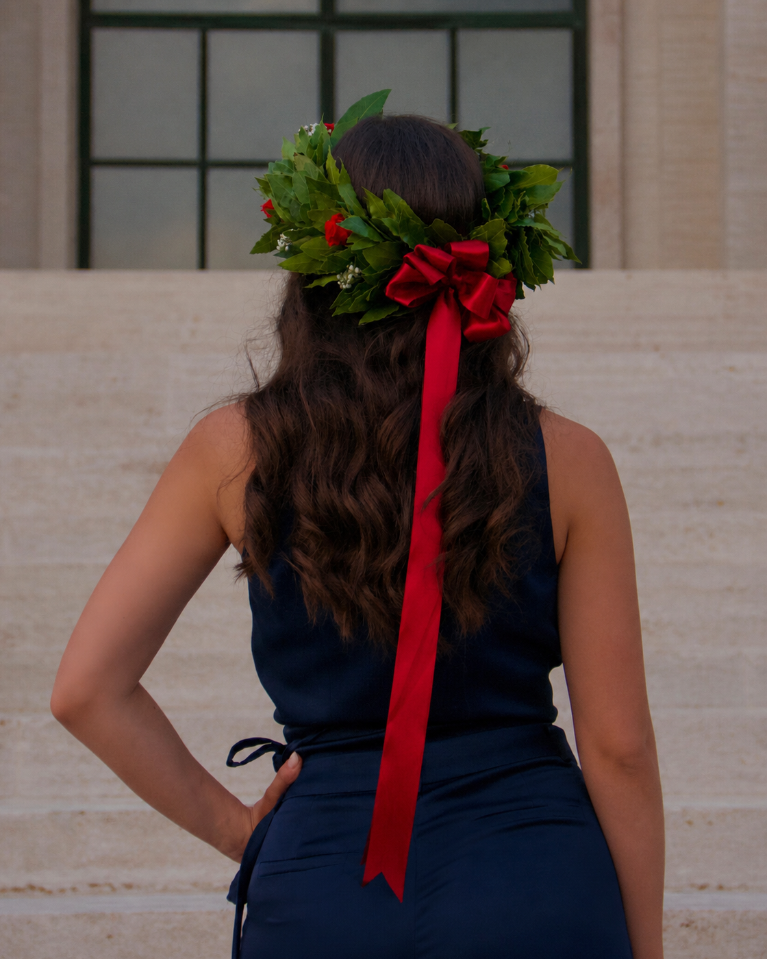 Laureata di spalle con corona d’alloro, piccole rose rosse e fiocco rosso