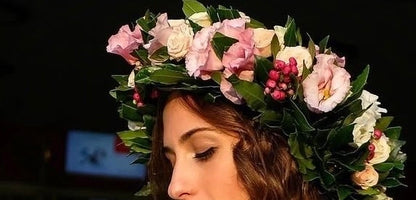 Selezione di corone d’alloro con fiori freschi di stagione