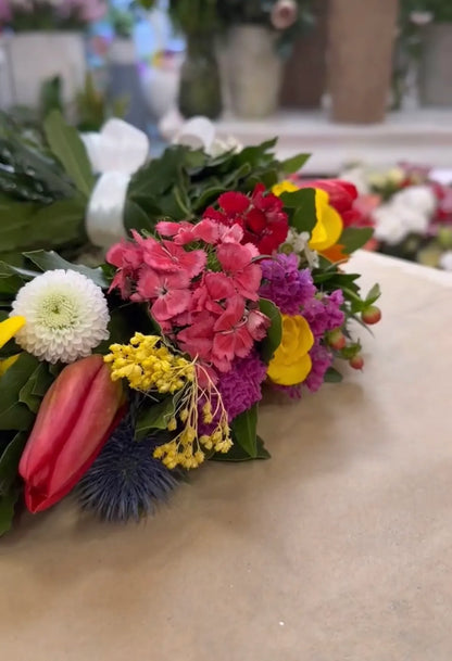 Corona di laurea floreale con fiori freschi vista frontale