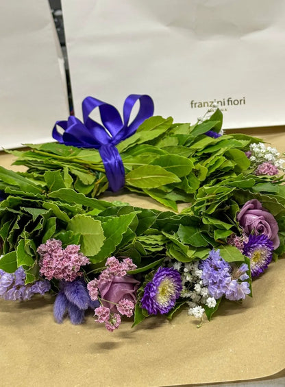 Dettaglio composizione di fiori freschi per corona di laurea