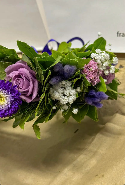 Corona d’alloro artigianale con fiori freschi misti